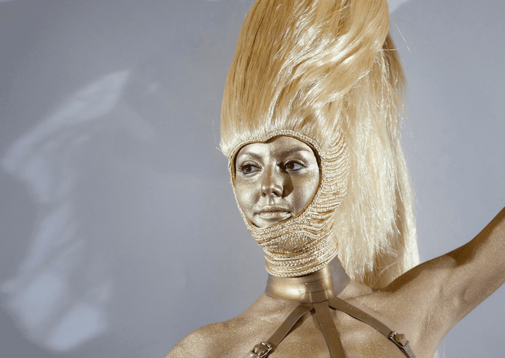 Goldene Hairdreams-Echthaare bei der Fashion Week.
