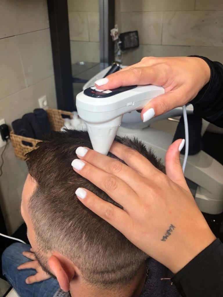 Hairdresser analyses scalp with microscanner