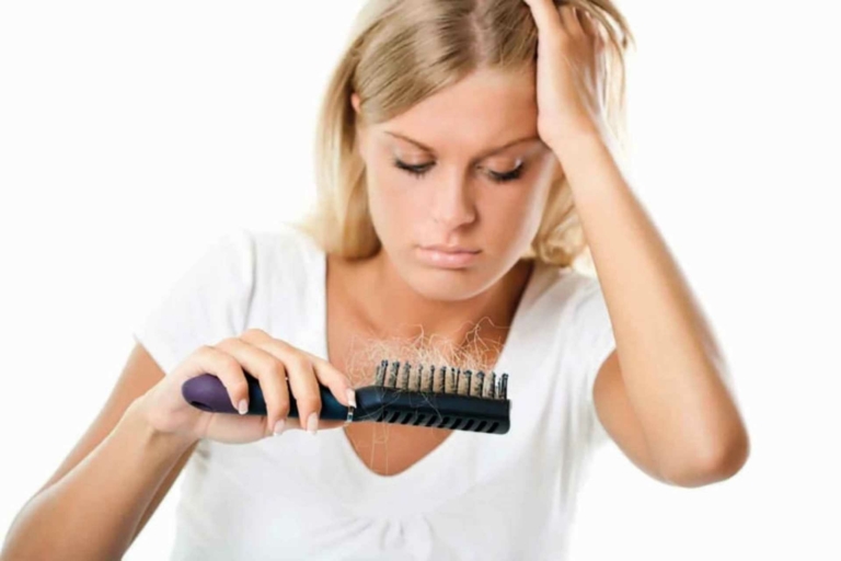 Frau kämpft gegen Haarausfall