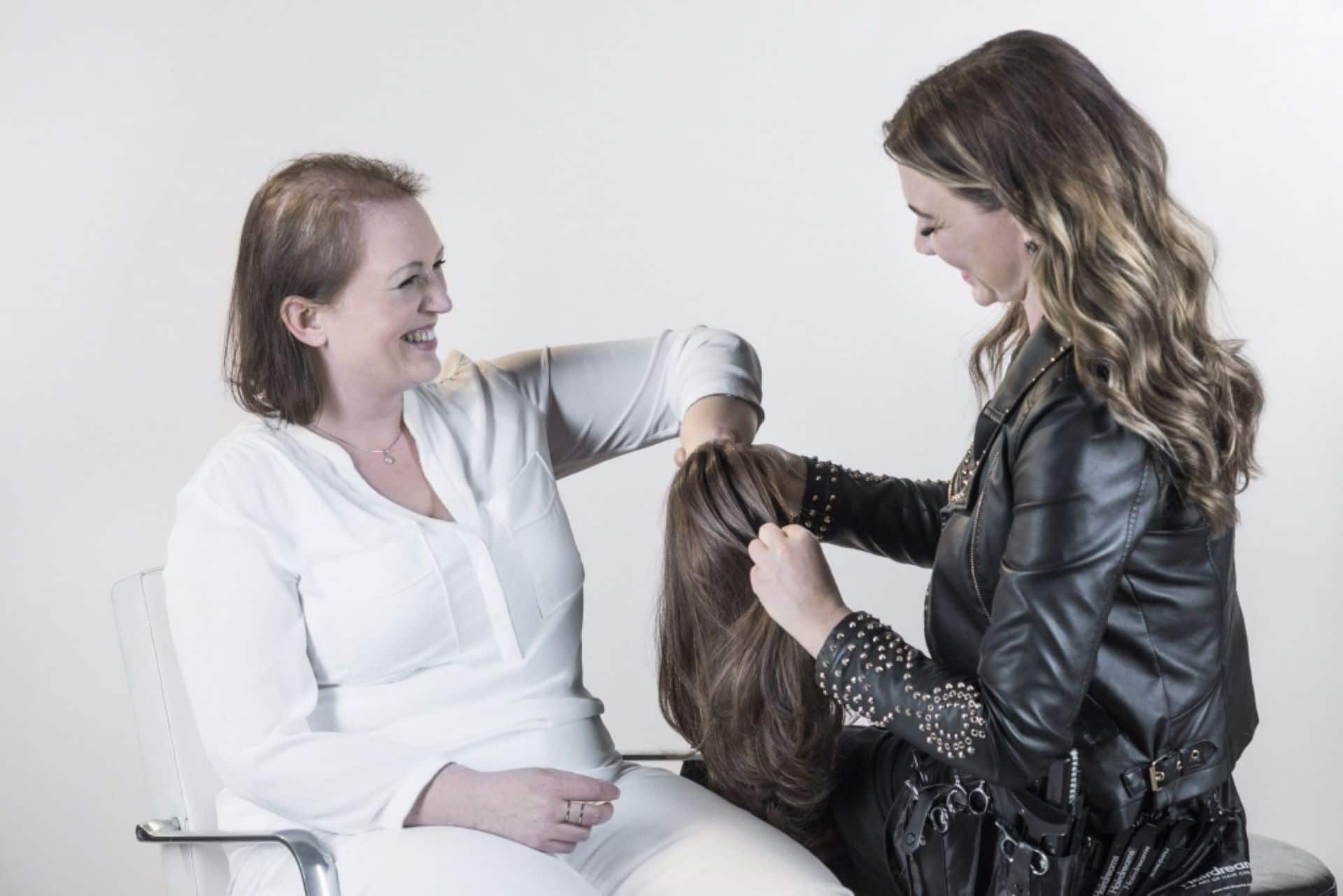 Beratung für eine Lösung gegen Haarausfall bei einem Partnersalon mit Hairdreams