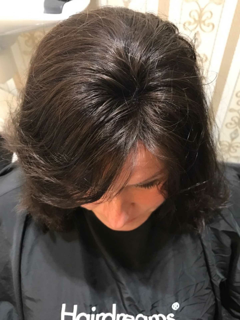 Frau mit dichtem, schwarzen Haar und Haarverdichtung mit MicroLines von Hairdreams