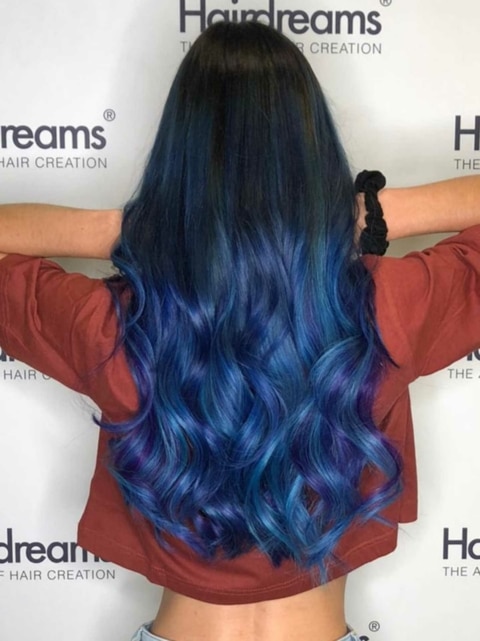 Nachher-Bild einer Haarverlängerung mit Hairdreams-Extensions bei Frau mit blauen Haaren