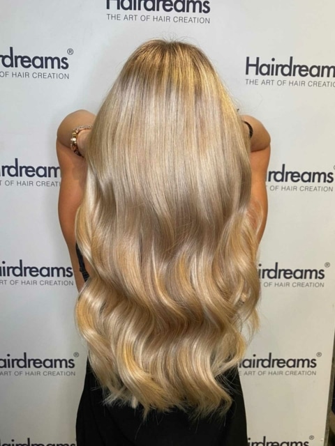 Nachher-Bild einer Haarverlängerung mit Hairdreams-Extensions bei Frau mit blonden Haaren