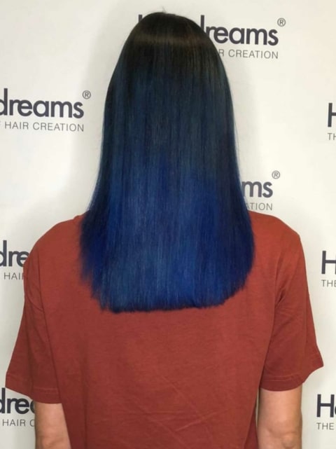 Vorher-Bild vor einer Haarverlängerung mit Hairdreams-Extensions bei Frau mit blauen Haaren