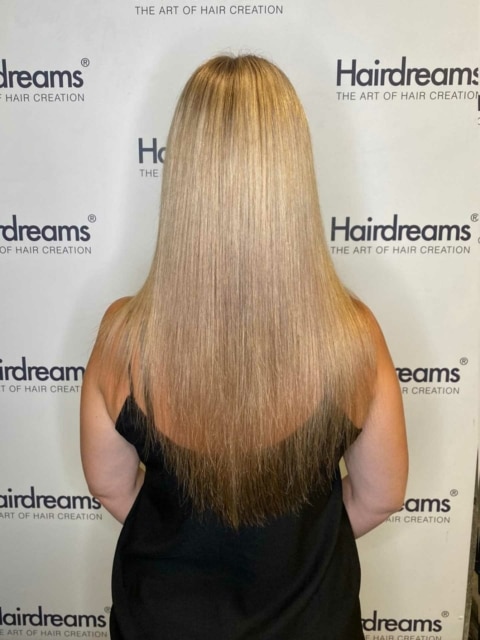 Vorher-Bild vor einer Haarverlängerung mit Hairdreams bei Frau mit blonden Haaren