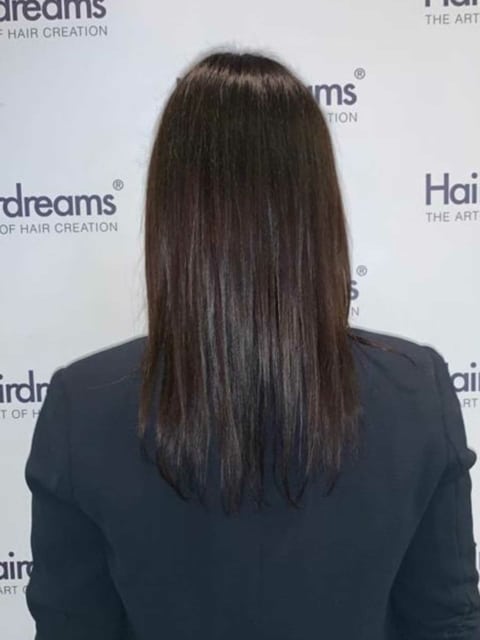 Vor einer Haarverlängerung mit Hairdreams bei Frau mit schwarzen Haaren