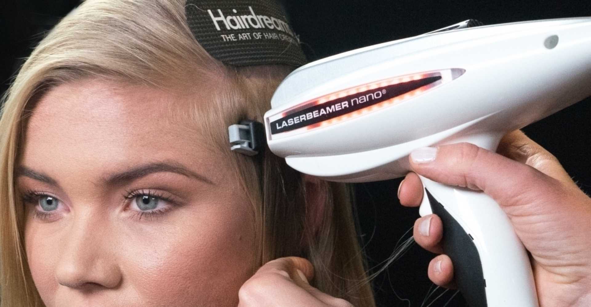 Frau bekommt ihre Haare mit Laserbeamer Nano verlängert