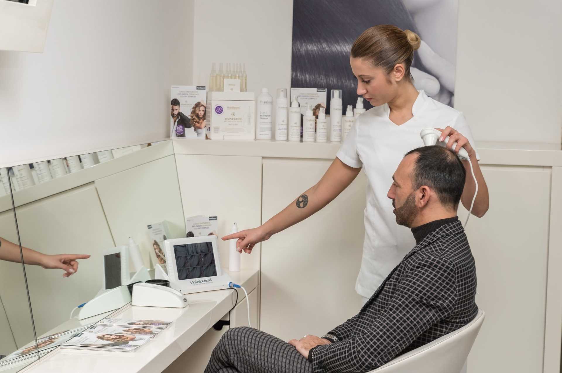 Kopfhautanalyse für die Haarausfall Therapie Stop&Grow mit dem Hairdreams MicroScanner