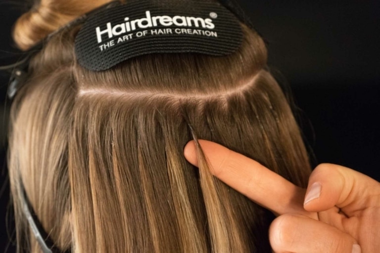 Fertige Bonding-Extensions bei einer Frau mit hellbraunen Haaren von Hairdreams