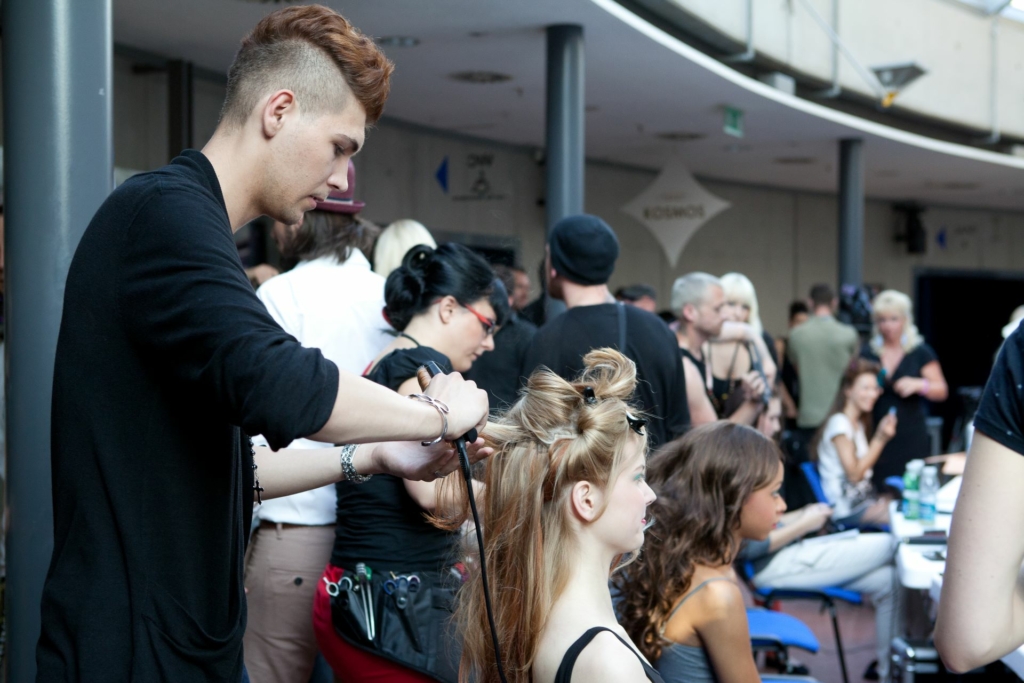Hairdreams Friseurin Janette Budke und Dennis Machts Group Styling Team kreieren Frisuren für den Laufsteg