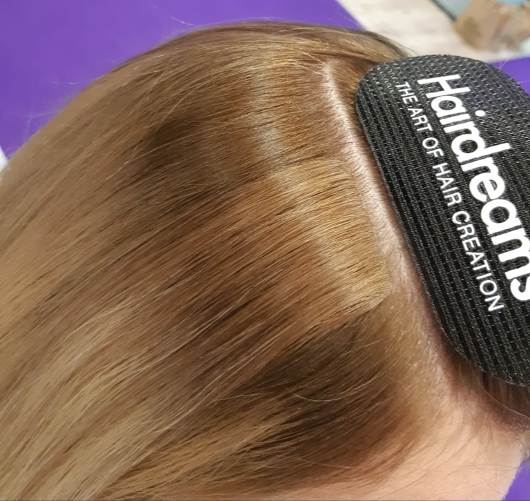 Tape Extensions bei brünettem Haar