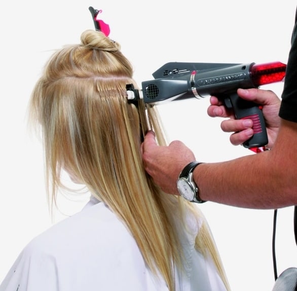 Anwendung vom Laserbeamer XP für Bonding-Extensions bei einer Frau mit blonden Haaren