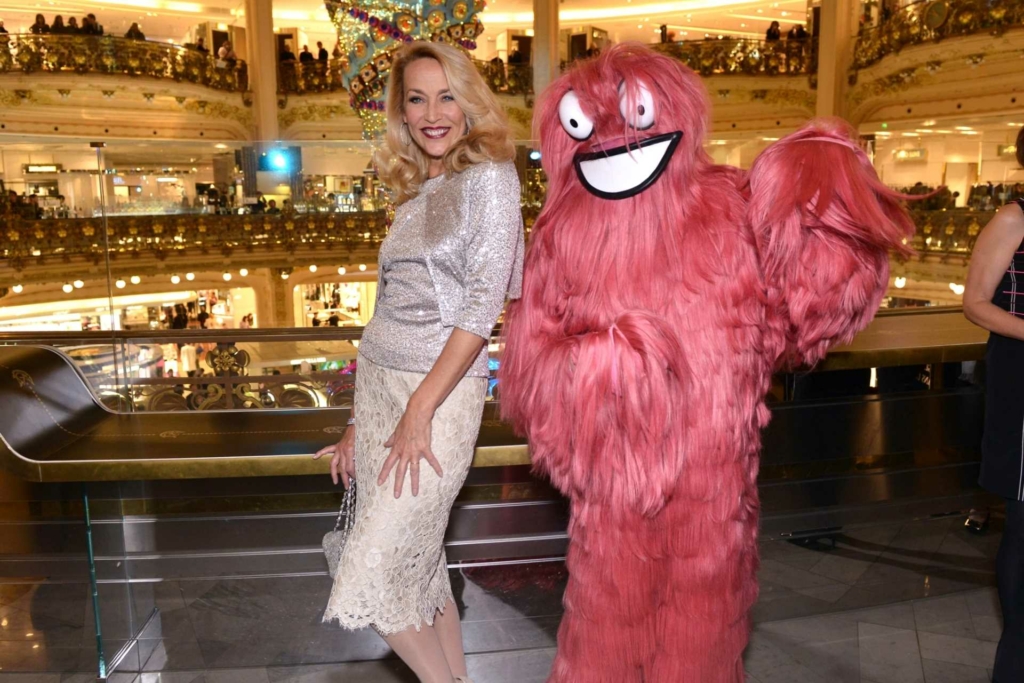 Jerry Hall opens Christmas promotion in Galeries Lafayette with the pink Hairdreams Mascot.